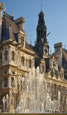 La façade de l'Hôtel de Ville et sa fontaine nord, créée par le sculpteur François-Xavier Lalanne en 1983.