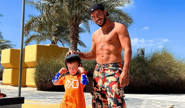 Laurent Correia avec son fils Cayden Correia en tenue de protection lors d'une activité extérieure.