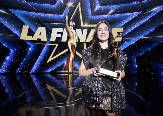 Le triomphe d'Ambre lors de la finale de Star Academy avec son trophée.