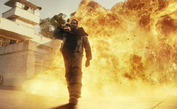 Creasy marchant devant une explosion dans l'adaptation Netflix.