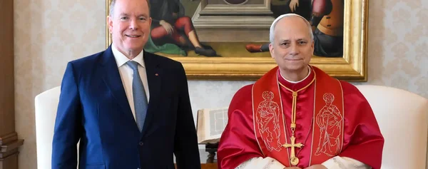 Le pape lors de sa visite historique à Monaco le 28 mars, aux côtés d'un dignitaire en costume bleu marine.