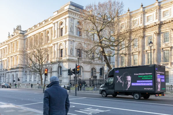 Camion stationné devant un bâtiment officiel à Londres avec une banderole réclamant l'interdiction de Grok et X.