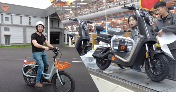 Vue divisée d'un homme sur un vélo bleu et de personnes inspectant des trottinettes électriques dans une usine.