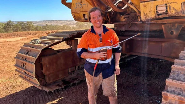 Jayson Joseph Michaels portant un équipement de sécurité sur un chantier