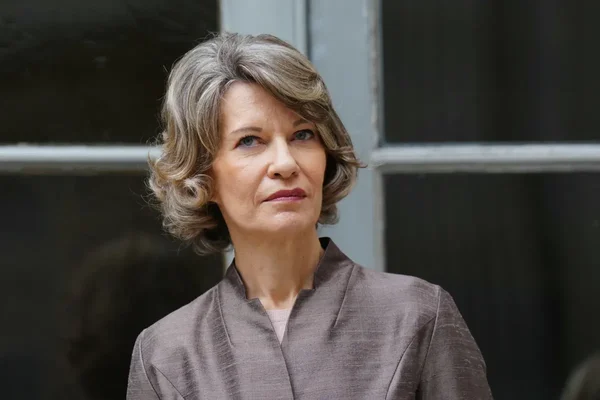 La nouvelle ministre de l'Éducation Anne Genetet devant une fenêtre.