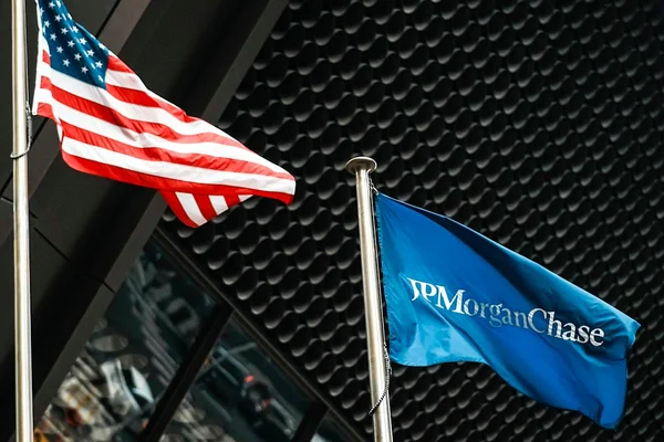 Drapeaux américain et de JPMorgan Chase flottant devant un bâtiment.