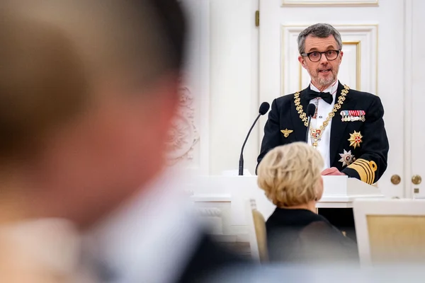 Le roi Frederik X, la reine Mary et le premier ministre Múte Bourup Egede à la base spatiale de Pituffik.