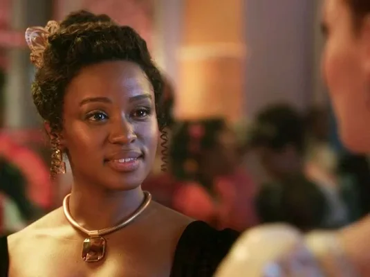 Masali Baduza dans une discussion, entourée d'autres personnages.