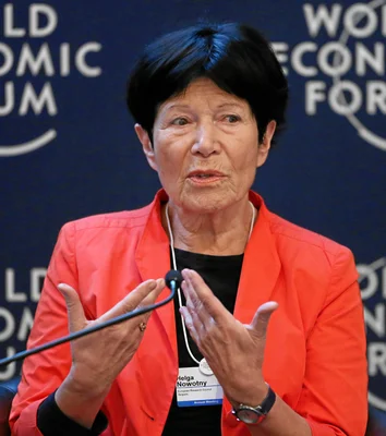 Helga Nowotny s'exprimant lors d'une session du Forum économique mondial.