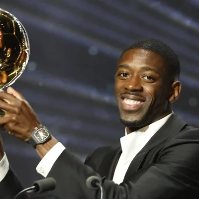 Le soulevé du trophée du Ballon d'Or par son vainqueur.