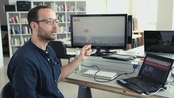 Conférence de presse avec l'ordinateur affichant le logo Bellingcat.