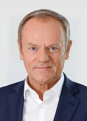 Le Premier ministre de Pologne, Donald Tusk, posant en costume.