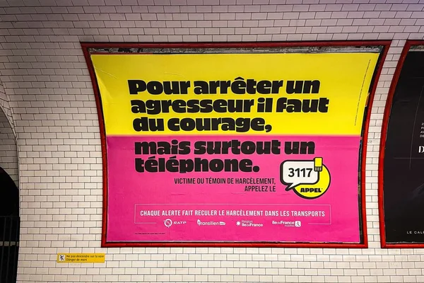 Affiche de prévention contre le harcèlement avec le numéro de signalement 3117 dans une station.