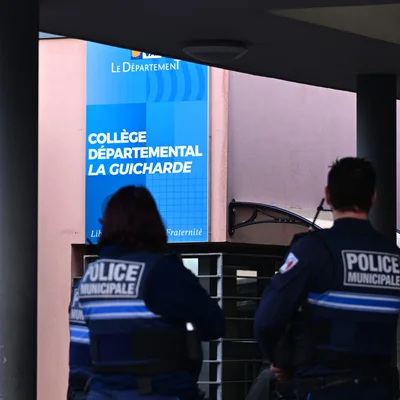 Deux policiers municipaux devant le collège La Guicharde à Sanary-sur-Mer après l'agression.