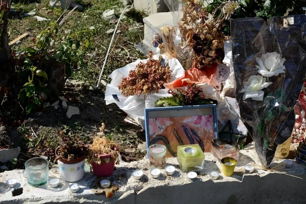 Hommage floral devant le bar Moonlight à Nantes après la fusillade mortelle