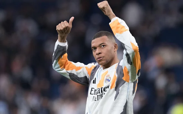 Kylian Mbappé au stade de Mestalla à Valence avec le maillot du Real Madrid