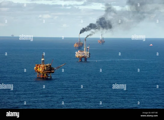Production de pétrole en Mer du Nord avec des plates-formes offshore, vue aérienne du champ pétrolifère Brent.