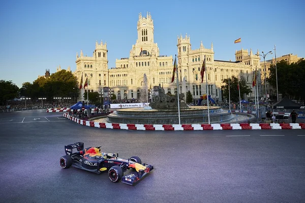 Une voiture Red Bull de F1 devant la fontaine de Cibeles à Madrid, illustration du futur Grand Prix d'Espagne à partir de 2026.