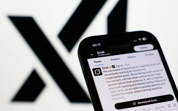 Un smartphone affichant une publication de l'IA Grok sur le réseau social X.