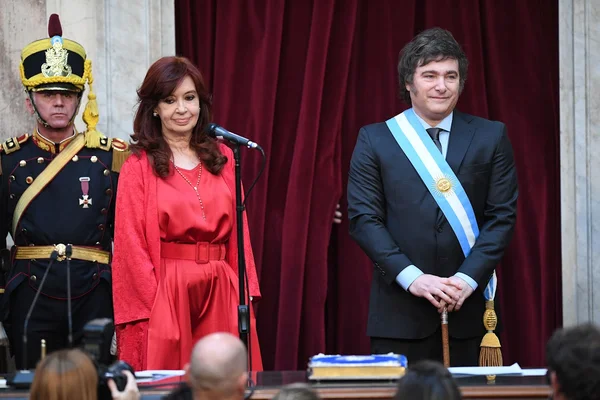 Cristina Fernández de Kirchner aux côtés de Javier Milei lors de la prestation de serment présidentielle.