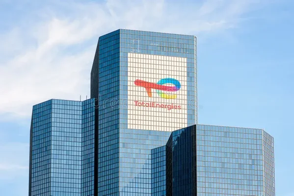Le siège social de TotalEnergies affichant fièrement ses couleurs sur sa tour de verre à La Défense.