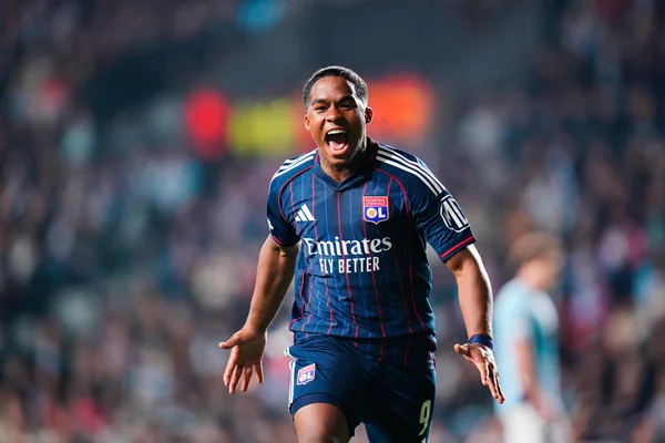 Un joueur de l'OL célébrant son but sur la pelouse de Celta Vigo.