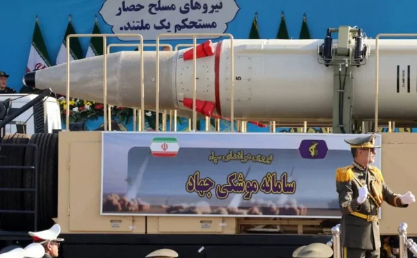Missile baptisé Jihad exposé sur un véhicule lors d'un défilé militaire en Iran avec des drapeaux et des bannières