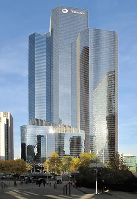 La tour TotalEnergies (Coupole) et son architecture en verre au sein du quartier d'affaires de La Défense.