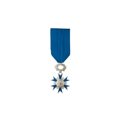 La médaille de chevalier de l'Ordre national du Mérite, décoration remise à l'enseignante.