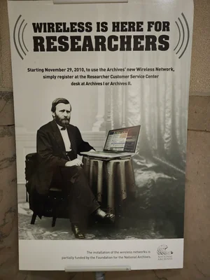 Une affiche des Archives nationales annonçant la disponibilité du réseau sans fil pour les chercheurs en 2010.