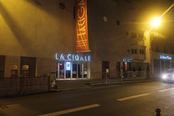 L'entrée de La Cigale éclairée la nuit à Paris.