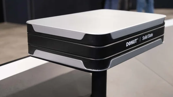 Appareil noir et argenté DONUT | Solid State exposé sur un présentoir.