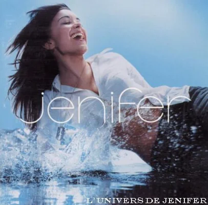 Jenifer souriante dans l'eau sur la pochette de son premier album éponyme.