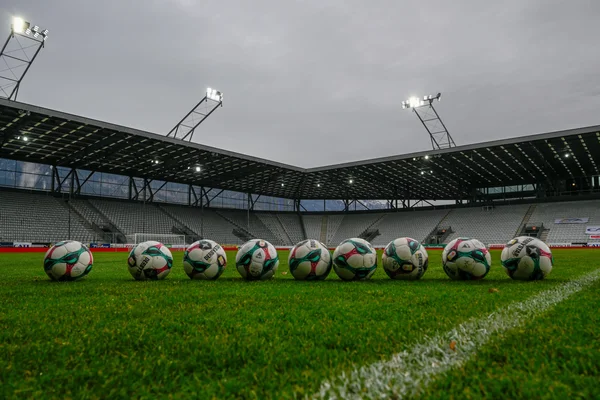 Ballon de football bloqué dans un filet de but