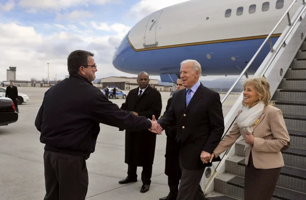 Joe Biden et Jill Biden sur le tarmac de l'aéroport de Ramstein en Allemagne en février 2013.