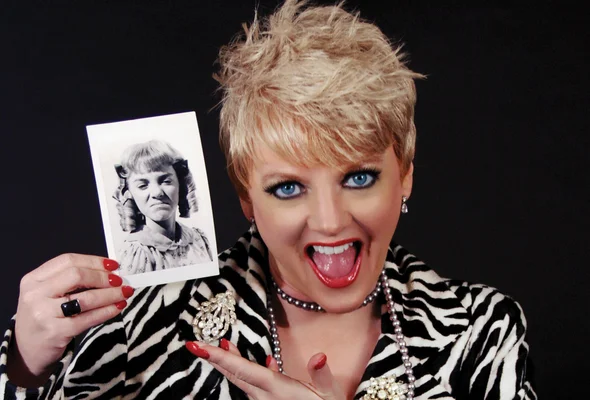 Alison Arngrim ravive la magie des années 80 à Port-Vendres aux côtés d'une partenaire.