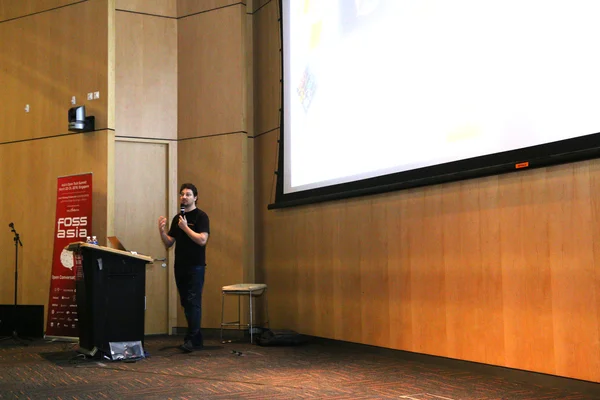 Jean-Baptiste Kempf, président de VLC/VideoLAN, tenant un micro lors du FOSSASIA Summit 2018.