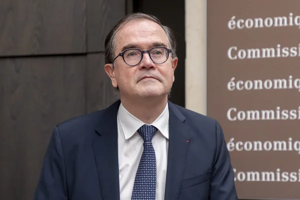 François Provost devant un panneau de la Commission des affaires économiques.