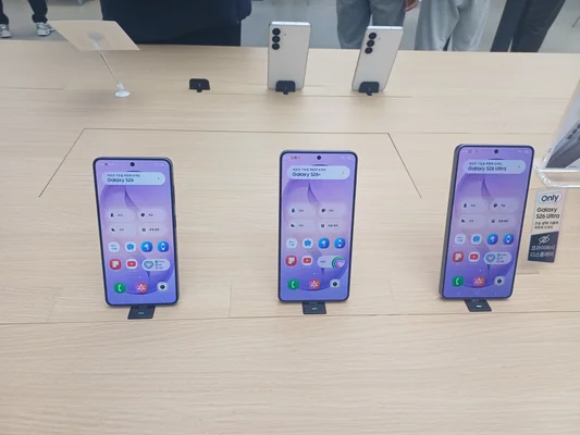 La série Samsung Galaxy S26 (S26, S26+ et S26 Ultra) exposée sur une table.