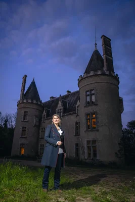 Une femme devant le château de Fourgeret, considéré comme la demeure la plus hantée de France.