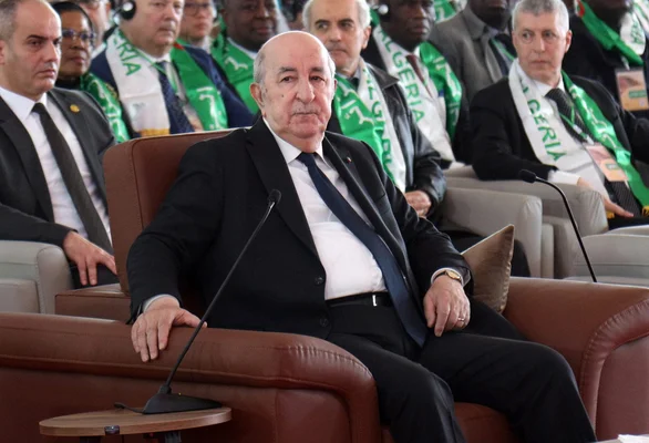 Une intervention publique avec des participants portant les couleurs de l'Algérie.