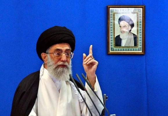 L'Ayatollah Ali Khamenei s'exprimant devant un portrait et un micro