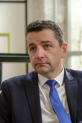 Gaël Perdriau, maire de Saint-Étienne, lors d'une réunion publique.