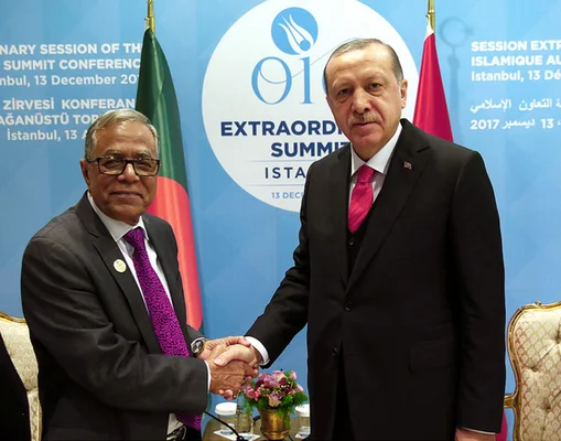 Le président bangladais Abdul Hamid et Recep Tayyip Erdoğan lors d'une rencontre bilatérale au sommet de l'OCI à Istanbul.