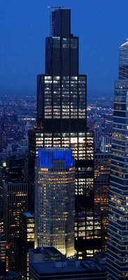 La tour JPMorgan Chase éclairée la nuit à New York.