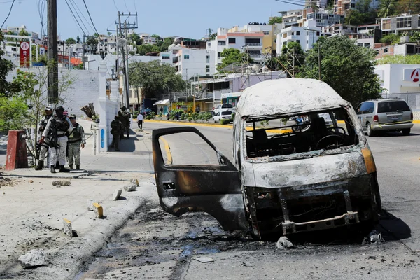 Stade ovale métallique pour la Coupe du monde 2026 avec montagnes en arrière-plan.