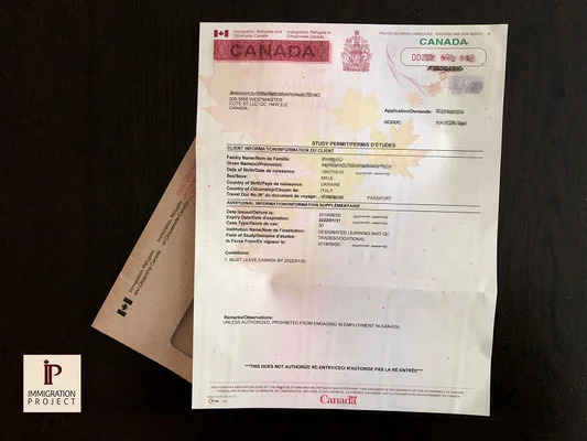 Un document de permis d'études canadien officiel avec une enveloppe en dessous.