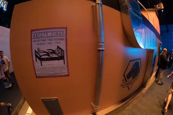 Une structure orange portant une affiche de sécurité et le logo Diamond Dogs lors d'un événement Metal Gear Solid.