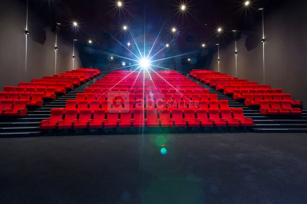La Géode se reflétant sur le bassin avec des visiteurs sur les passerelles.