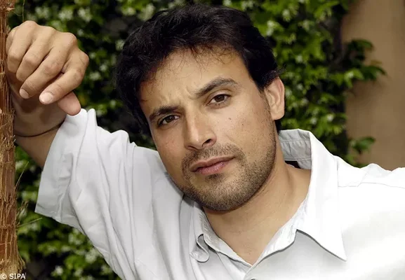 Portrait de l'acteur Bruno Salomone en extérieur.